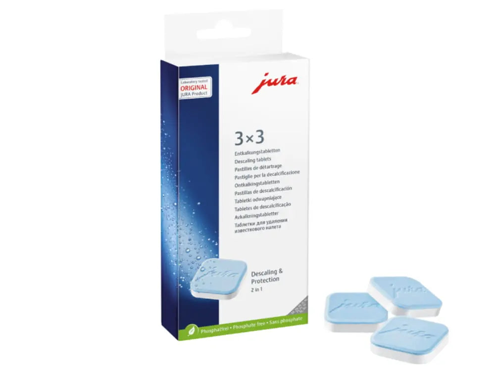 Weiße JURA Packung Entkalkungstabletten 2 in 1, 3x3, mit blauem Wasserstreifen und drei blau weißen Tabs davor - erhältlich bei Murnauer Kaffeerösterei