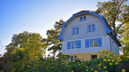 Landschaftsbild zeigt Gabriele Münter Haus - La Villa - der Künstlerstadt Murnau, Heimatstadt der Murnauer Kaffeerösterei