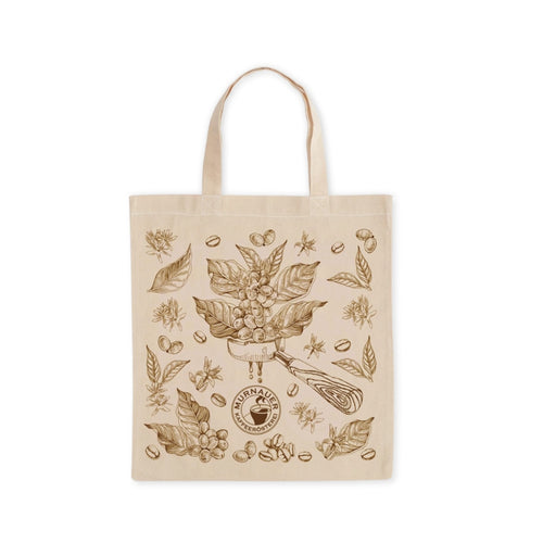 Beige Baumwolltasche der Murnauer Kaffeerösterei mit detailreicher Illustration von Kaffeekirschen, Blättern, Bohnen und Siebträger mit Logo