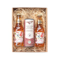 Geschenkset mit zwei Cascara Spritz Flaschen und Dose Cascara Kaffeekirschen-Tee im Karton mit Holzwolle, frontal