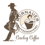 Logo Cowboy Coffee der Murnauer Kaffeerösterei mit Cowboy-Silhouette, Lasso und runder Kaffeetasse im Emblem auf transparentem Hintergrund