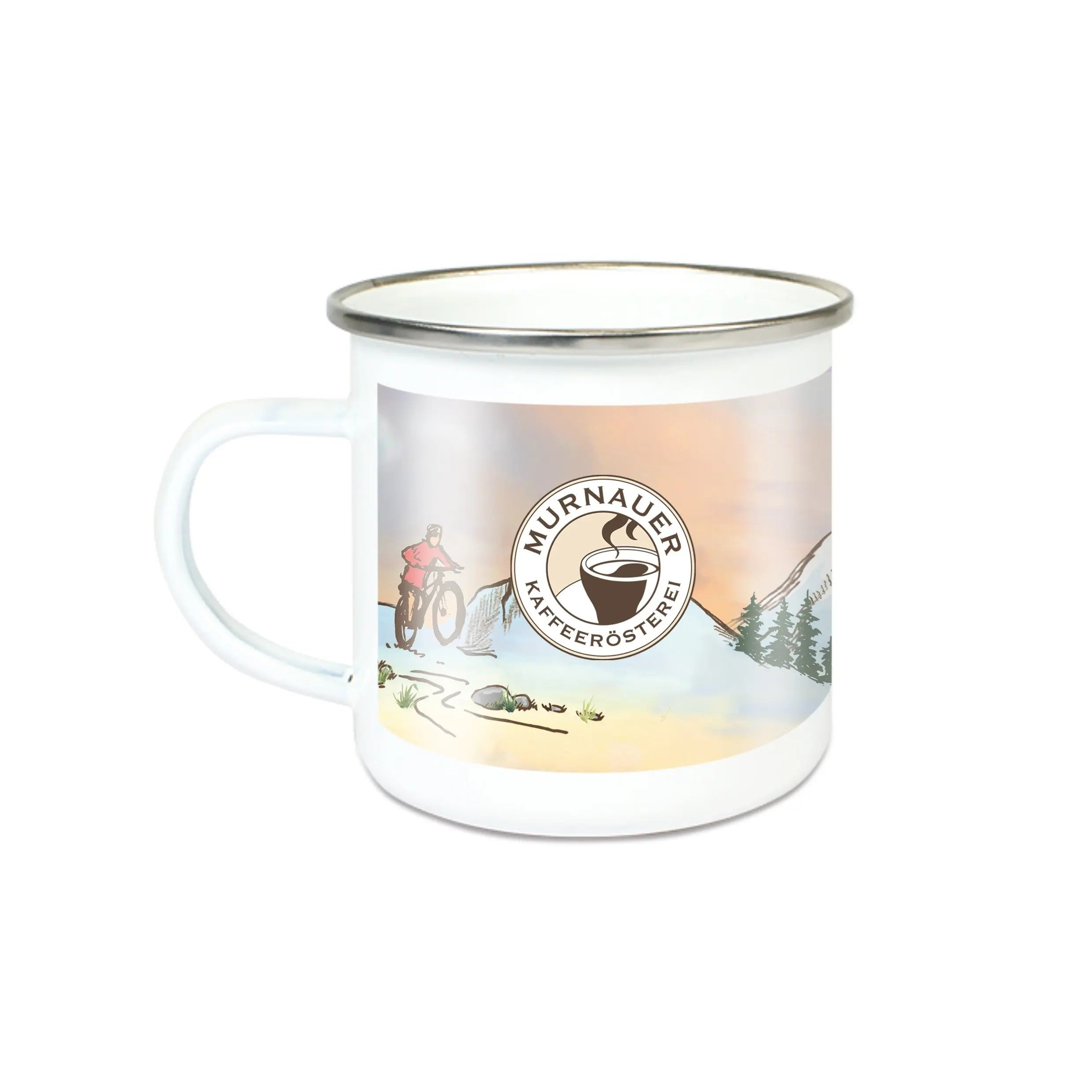 Weiße Emailletasse Outdoor Edition mit Mountainbike-Motiv, Bergen und Logo der Murnauer Kaffeerösterei auf weißem Hintergrund