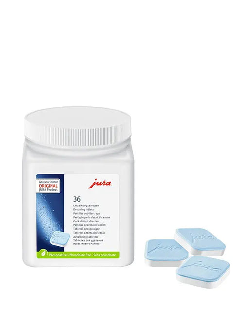 Weiße JURA Dose Entkalkungstabletten 2 in 1, 36 Stück, mit blauem Wasseretikett und drei blau weißen Tabs davor - erhältlich bei Murnauer Kaffeeröstere