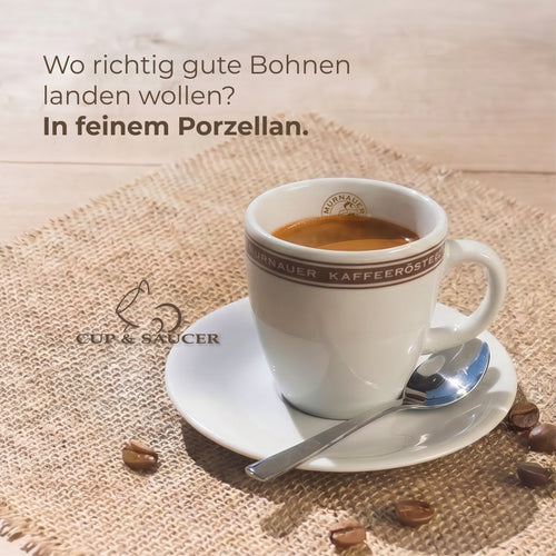 Espressotasse aus weißem Porzellan mit Untertasse und Löffel auf Juteunterlage, gefüllt mit Espresso der Murnauer Kaffeerösterei