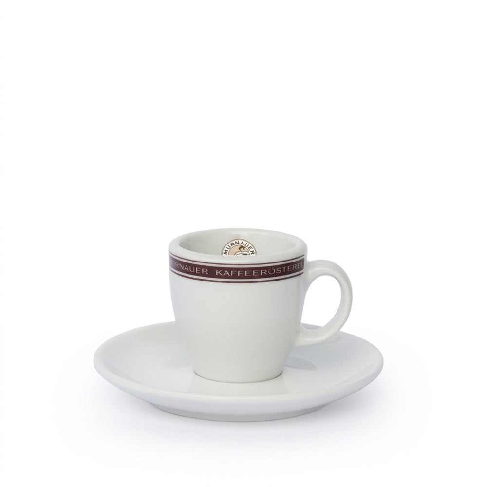Espressotasse mit Untertasse aus weißem Porzellan, bordofarbenem Rand und Logo der Murnauer Kaffeerösterei