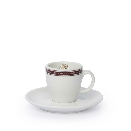 Espressotasse mit Untertasse aus weißem Porzellan, bordofarbenem Rand und Logo der Murnauer Kaffeerösterei
