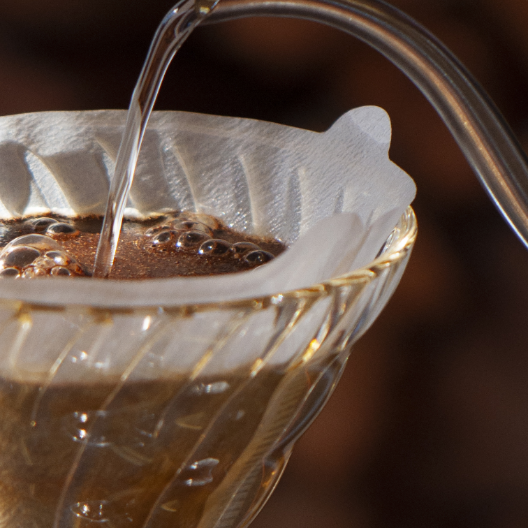 Frisch aufgebrühter Filterkaffee im Handfilter, Filtertüten, Filterpapier