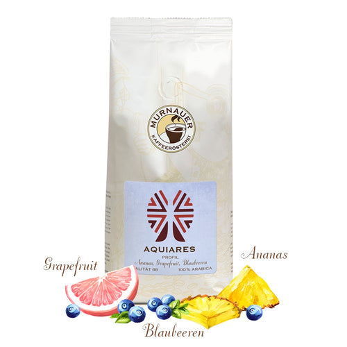 Weiße Aquiares Costa Rica Special Kaffeepackung, davor Ananas, Grapefruit und Blaubeeren als Aromen, natural aufbereiteter Kaffee