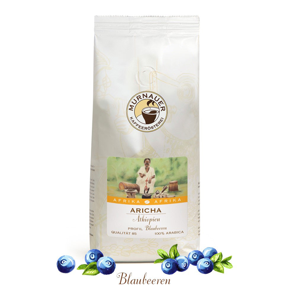 Weiße Kaffeepackung Aricha Äthiopien der Murnauer Kaffeeroesterei mit Blaubeeren im Vordergrund
