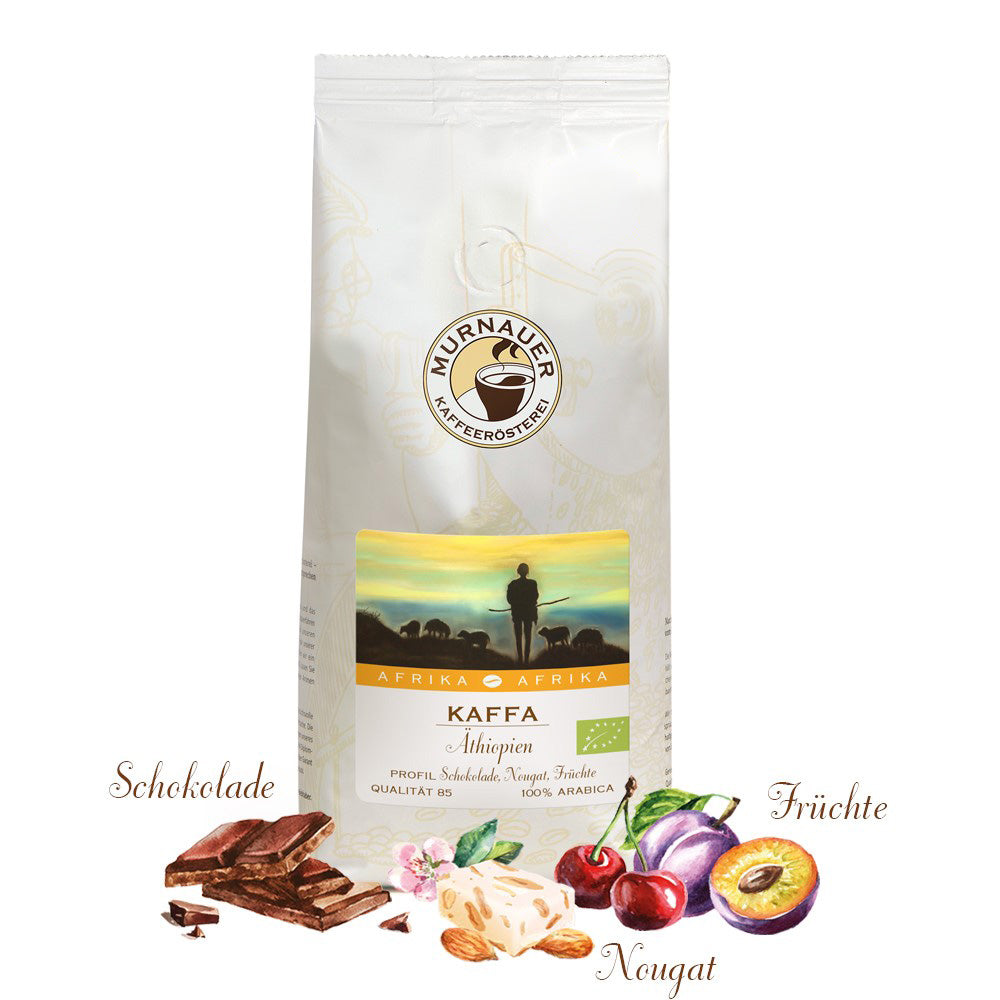Weiße Kaffeepackung Kaffa Äthiopien der Murnauer Kaffeeroesterei mit Schokolade, Nougat und bunten Früchten im Vordergrund