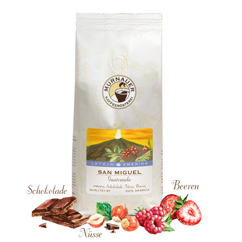 Weiße Kaffeepackung San Miguel Guatemala der Murnauer Kaffeeroesterei mit Schokolade, Nüssen und Beeren davor