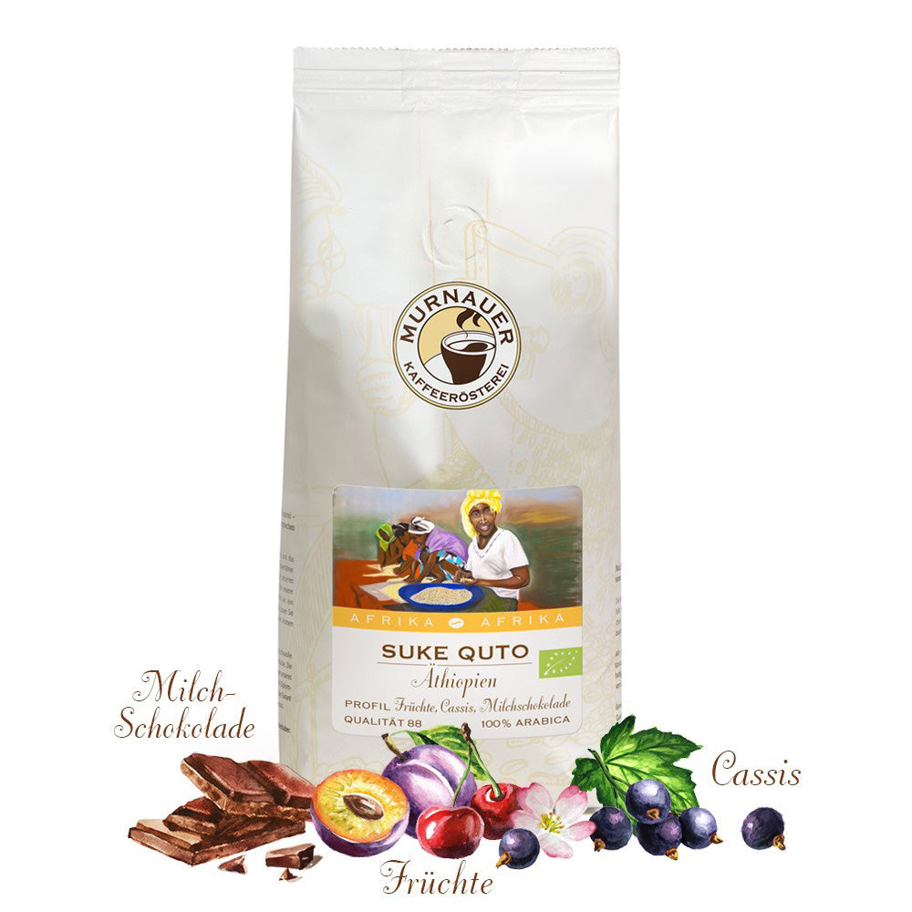 Weiße Kaffeepackung Suke Quto Äthiopien der Murnauer Kaffeeroesterei mit Milchschokolade, Früchten und Cassis davor