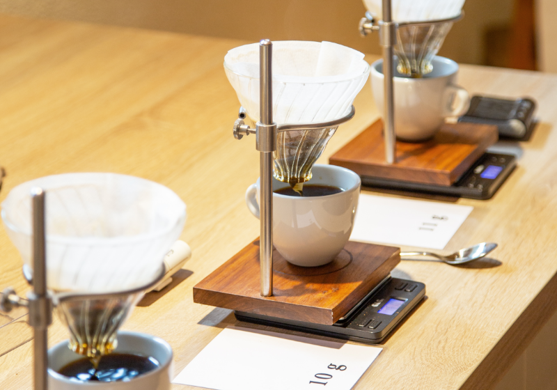 Handfilter-Station im Kaffeegeheimnis Kurs der Murnauer Kaffeerösterei mit zwei Filtern auf Waage und frisch gebrühtem Kaffee, Kaffee Academy im Murnauer Kaffeehaus