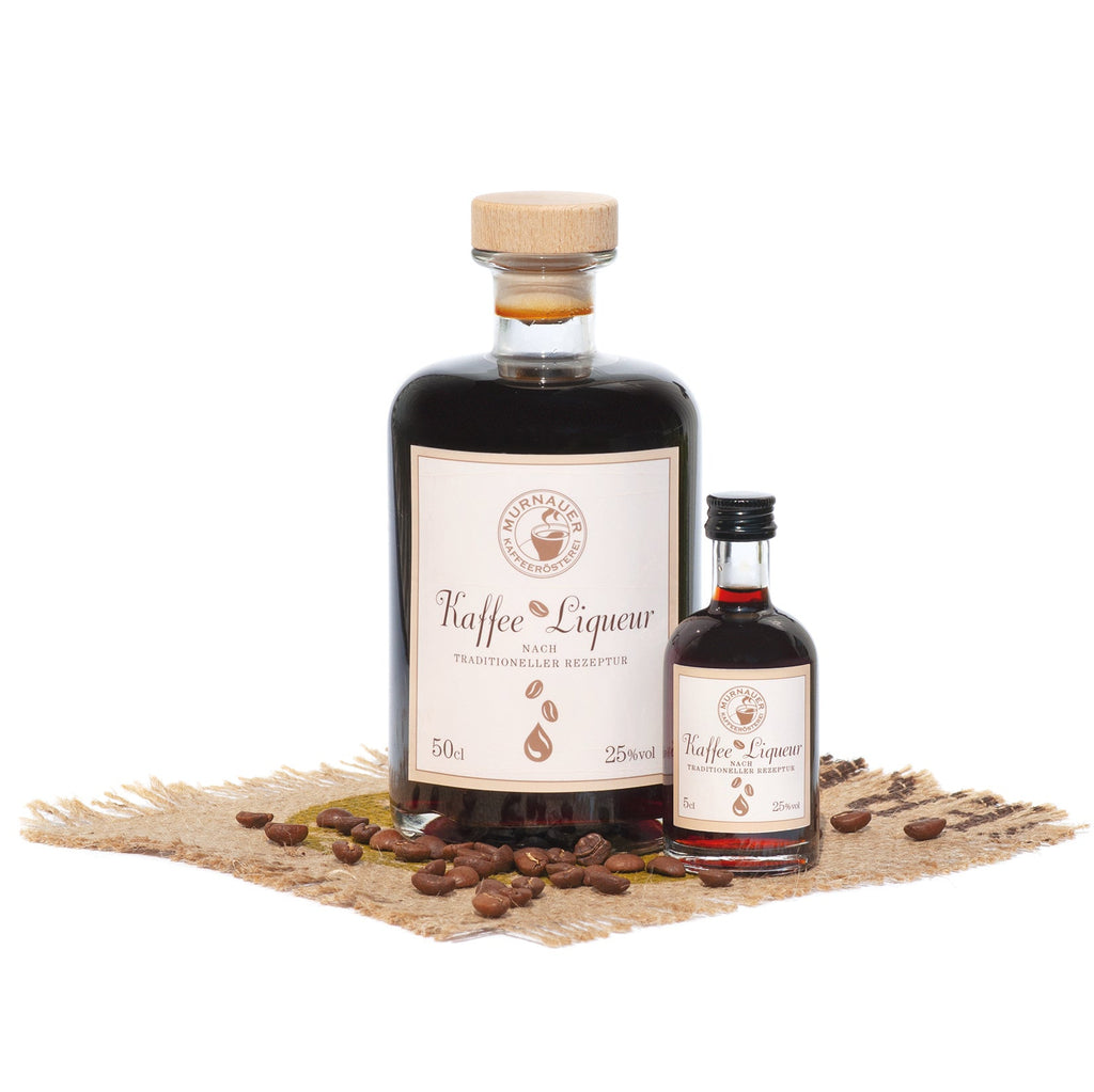 Kaffeelikör Set mit großer 50 cl und kleiner 5 cl Flasche der Murnauer Kaffeerösterei auf Jute mit verstreuten Kaffeebohnen