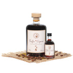 Kaffeelikör Set mit großer 50 cl und kleiner 5 cl Flasche der Murnauer Kaffeerösterei auf Jute mit verstreuten Kaffeebohnen
