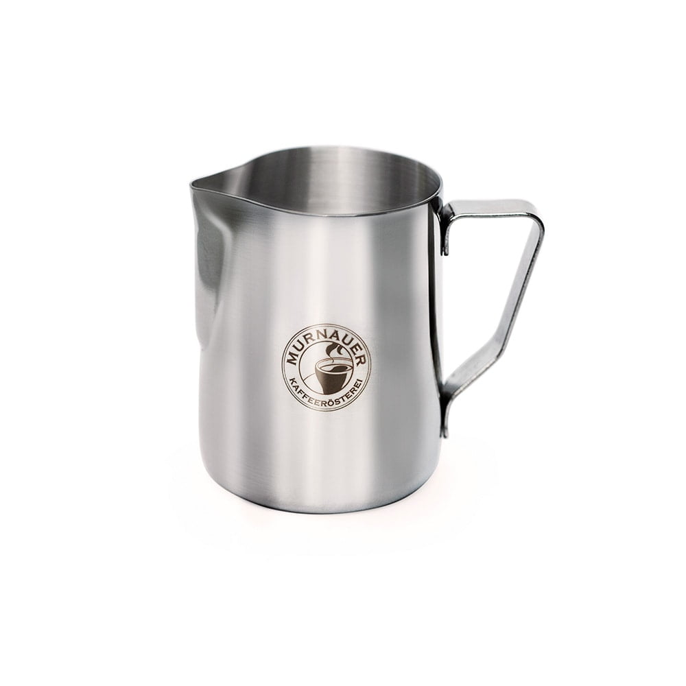 Edelstahl Milchkännchen der Murnauer Kaffeerösterei mit Ausguss und Henkel freigestellt auf weißem Hintergrund - 350 ml, 590 ml, 950 ml