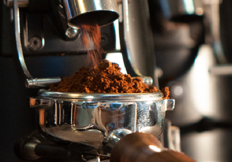 Frisch gemahlener Espresso im Siebträger
