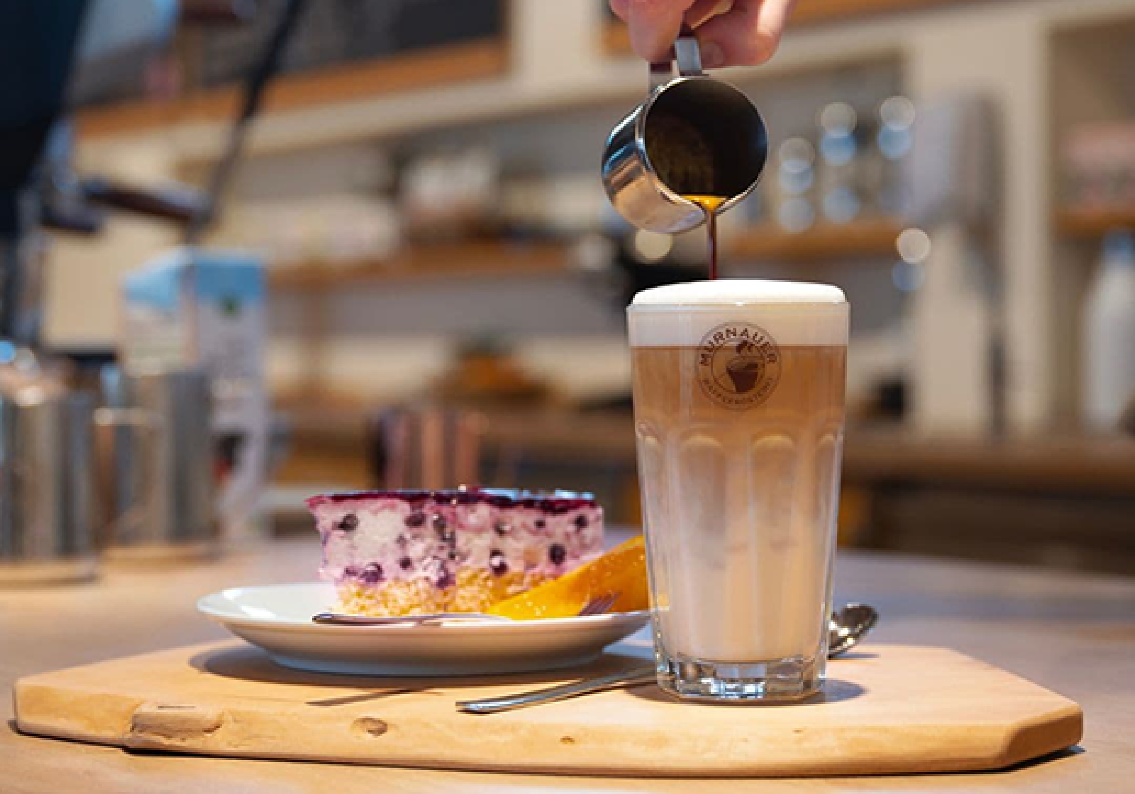 Hausgemachter Kuchen mit Kaffee