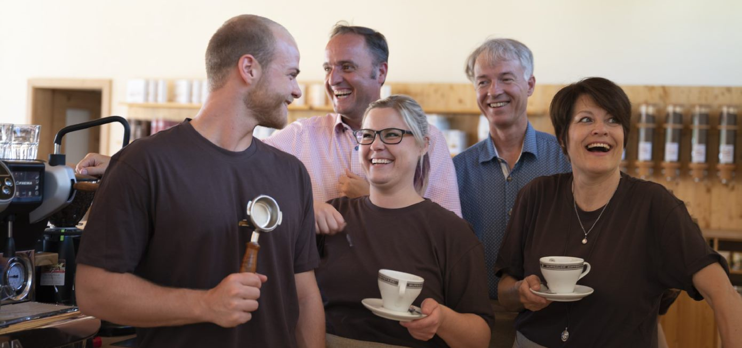 Team der Murnauer Kaffeerösterei an der Theke