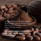 Murnauer Kaffeerösterei: Kakaobohnen und ein Häufchen Kakaopulver in einer Holzschale, Moodbild für Trinkschokolade