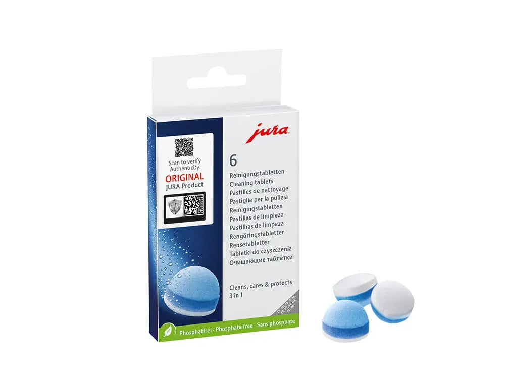 Weiße JURA Packung Reinigungstabletten 3 in 1, 6 Stück, daneben drei blau weiße Tabs vor blauer Wasserperlen-Grafik