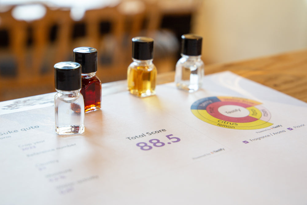 Aromafläschchen und Auswertungsbogen mit Kaffeearoma-Rad im Kaffeesensorik Kurs der Kaffee Academy im Murnauer Kaffeehaus