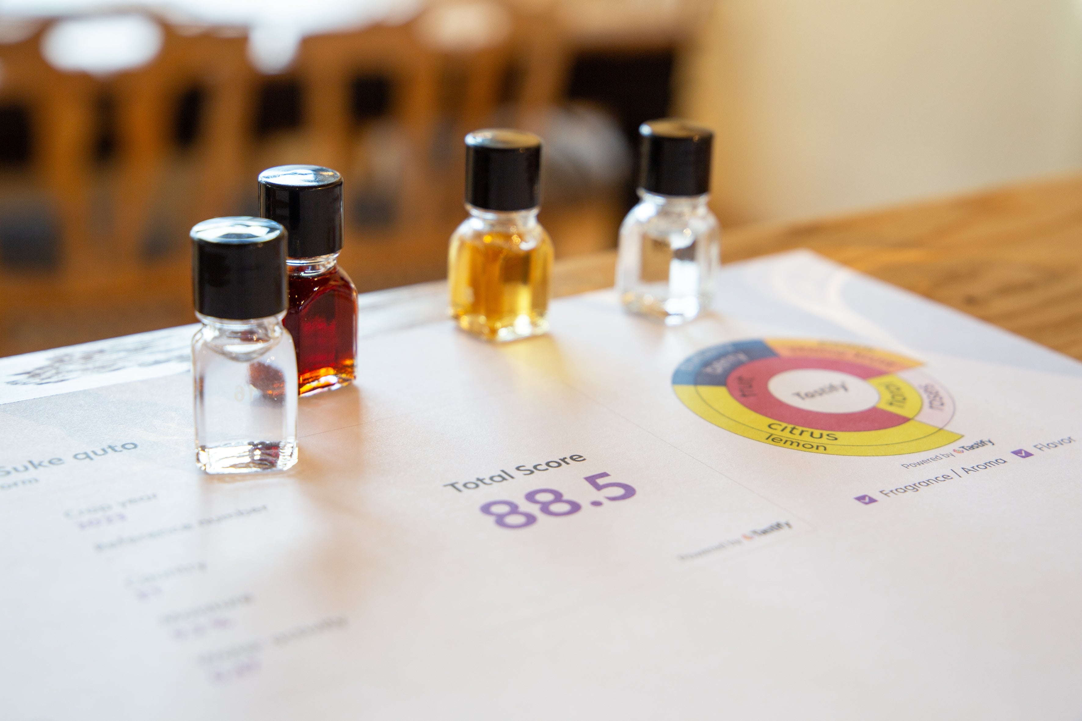 Aromafläschchen und Auswertungsbogen mit Kaffeearoma-Rad im Kaffeesensorik Kurs der Kaffee Academy im Murnauer Kaffeehaus