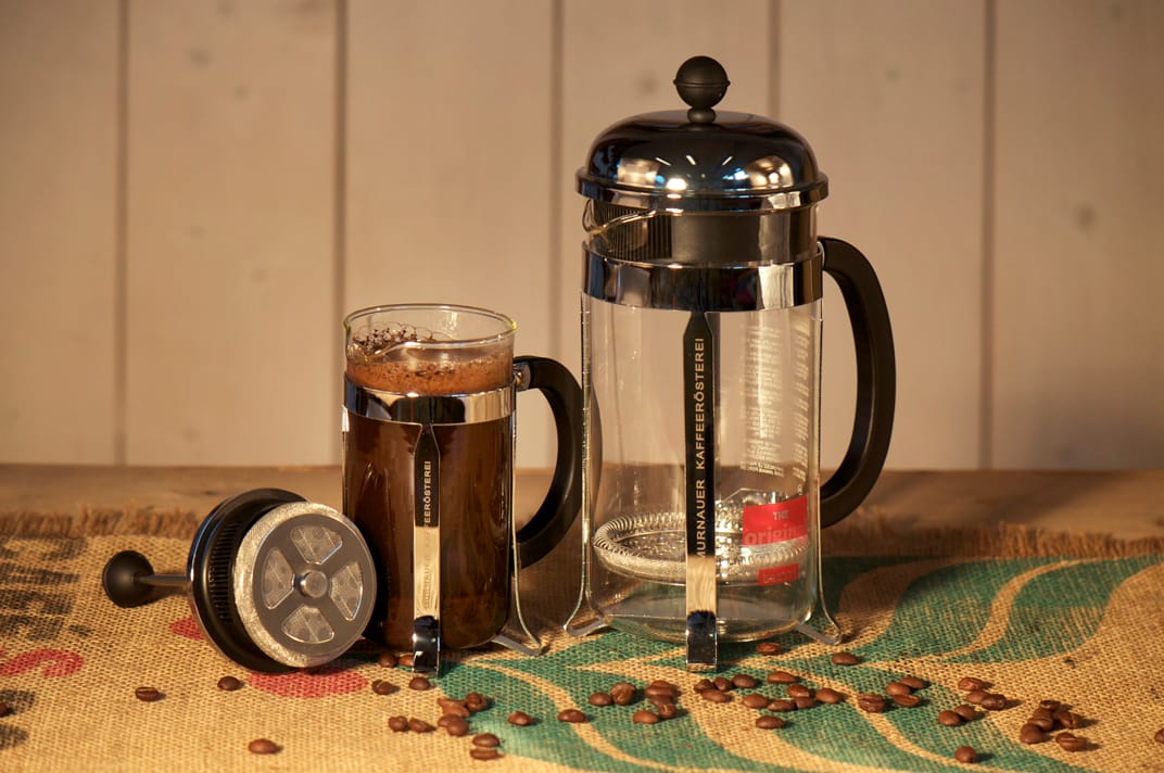 Frisch gebrühter Kaffee in der French Press - französische Presskanne