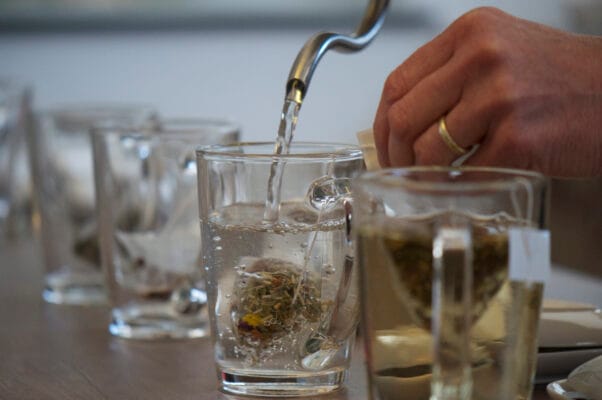 Kaffee Detox - Kaffeealternativen: Tee beim aufgießen