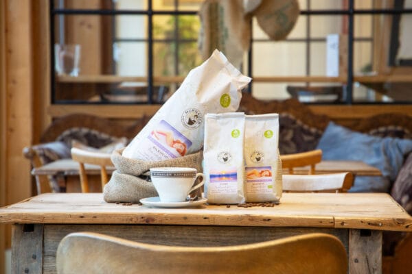 Ein heller Raum - DeCaf Kaffeetüten stehen auf dem Tisch