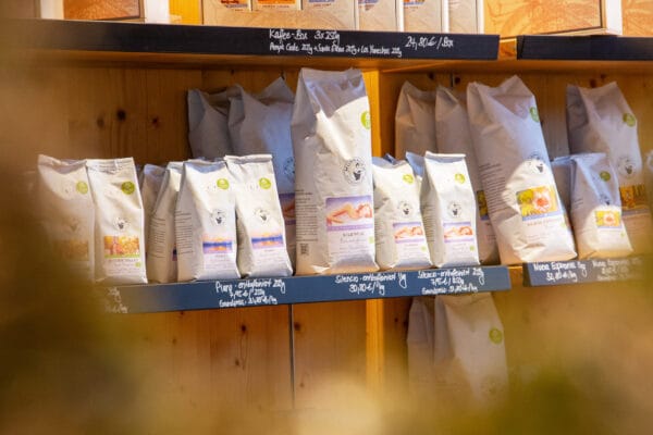 Entkoffeinierter Kaffee Tüten in verschiedenen Größen stehen in einem Produktregal für DeCaf Kaffee