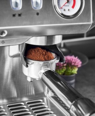 Espressomaschine in Nahaufnahme mit Sieb und Kaffeepulver