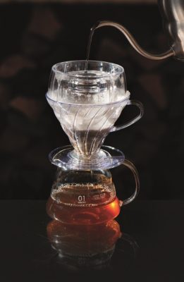 Glaskanne mit Kaffeefilter und Wasserkanne