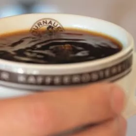 Tasse in Nahaufnahme mit Filterkaffee