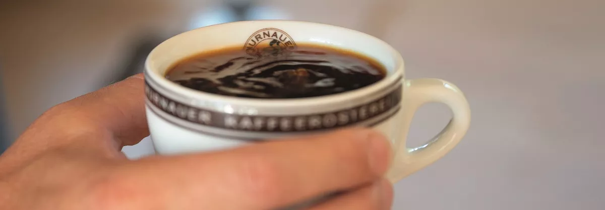 Tasse in Nahaufnahme mit Filterkaffee