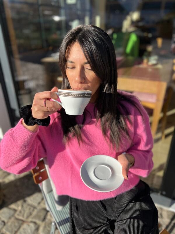Frühjahrserwachen: Genussmoment Kaffee trinken in der Sonne