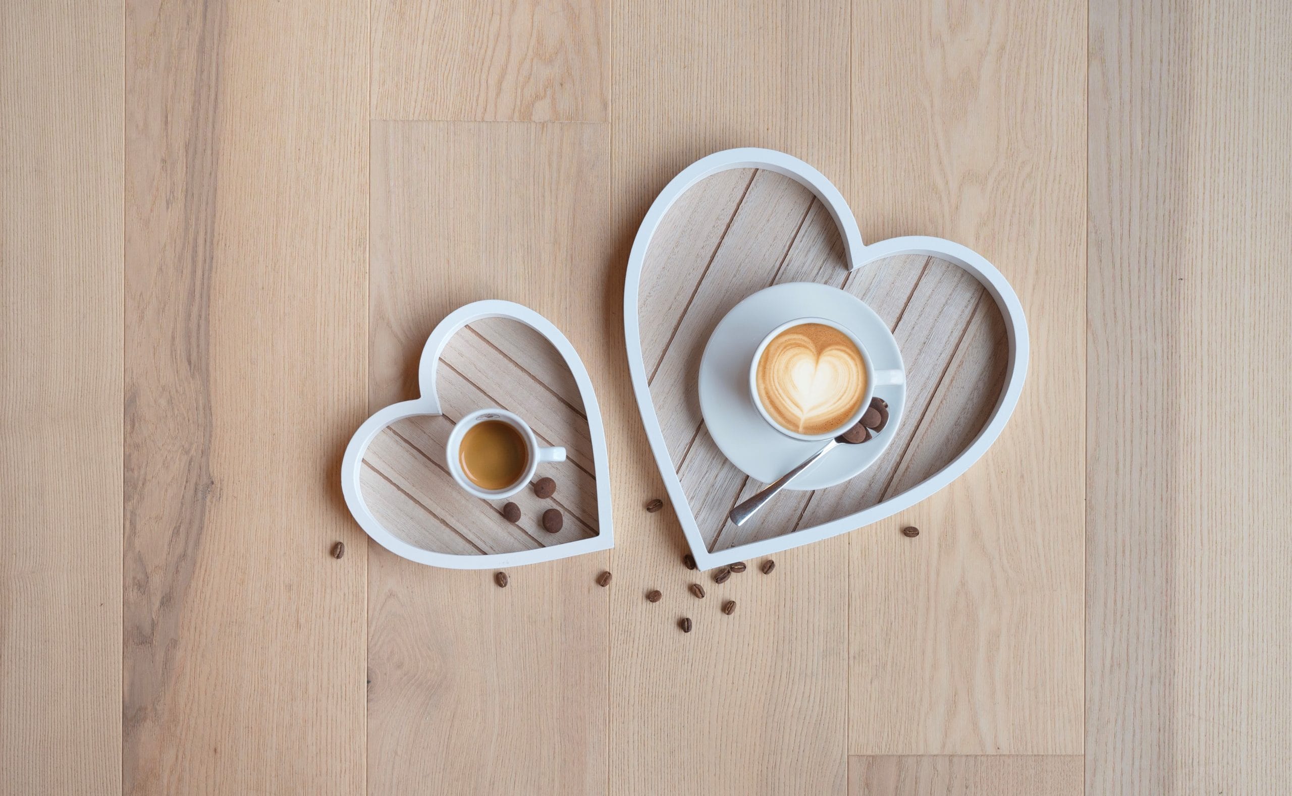 Herzen Cappuccino Milchschaum Valentinstag Kaffeehaus 1 scaled - Valentins-Set