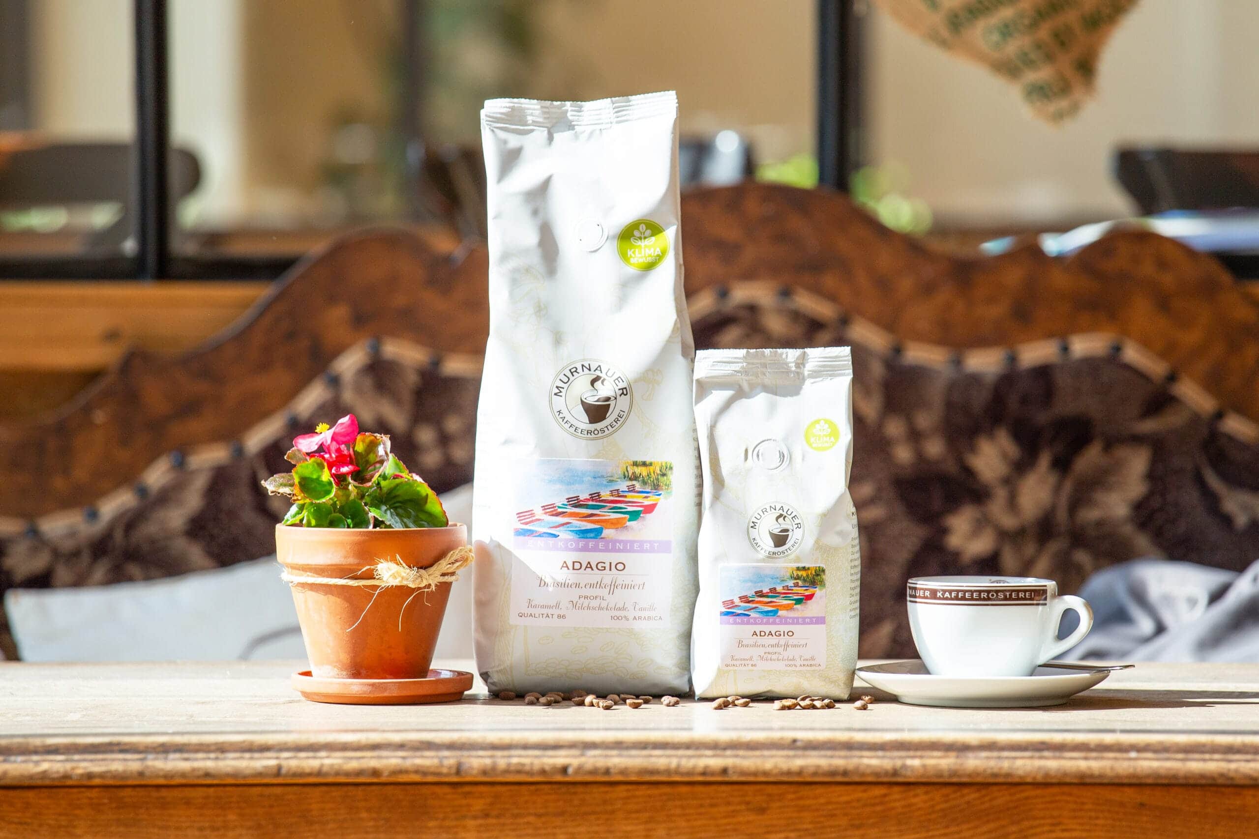 Neuer Decaf im Shop: Adagio aus Brasilien - Moodbild in Kaffee von 1kg und 250g Tüte