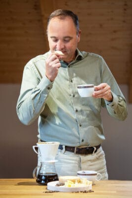 Kaffee und Käse: Thomas Eckel bei der Verkostung