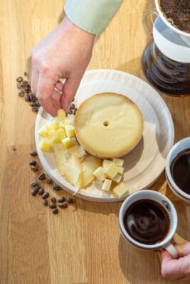 Kaffee und Käse - bei einer Verkostung