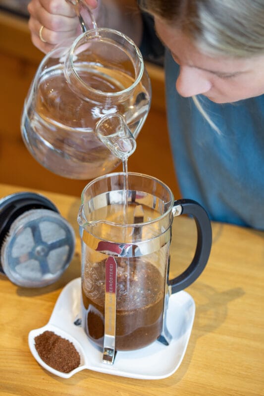 Murnauer Kaffeerösterei: Cold Brew Guide: Kaltes Wasser wird in einer French Press mit grob gemahlenem Kaffeepulver eingegossen