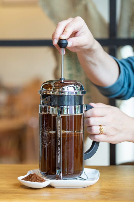 Murnauer Kaffeerösterei: Cold Brew Guide: Cold Brew wird nach Ziehzeit in einer Frenchpress gefiltert