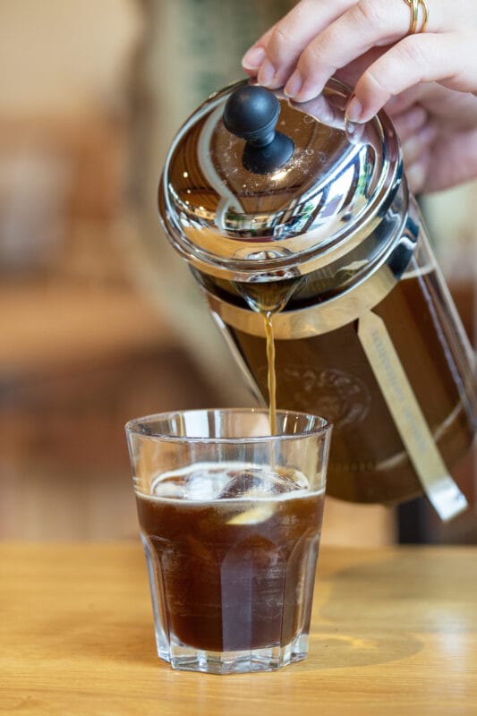 Murnauer Kaffeerösterei: Cold Brew Guide: Fertiger Cold Brew wird in ein Glas eingeschenkt