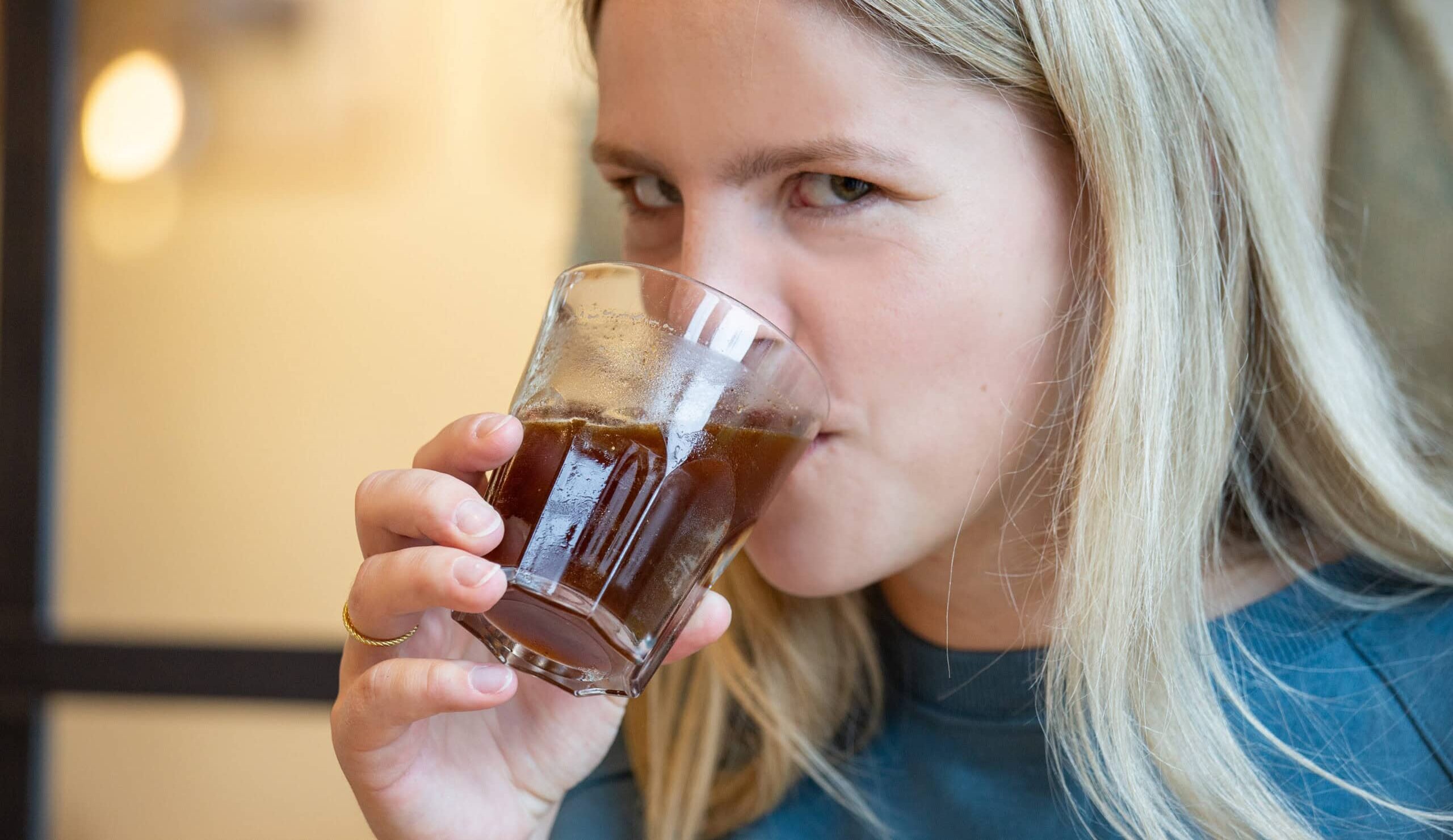 Murnauer Kaffeerösterei: Cold Brew Guide: Fertiger Coldbrew wird von einer Frau genossen