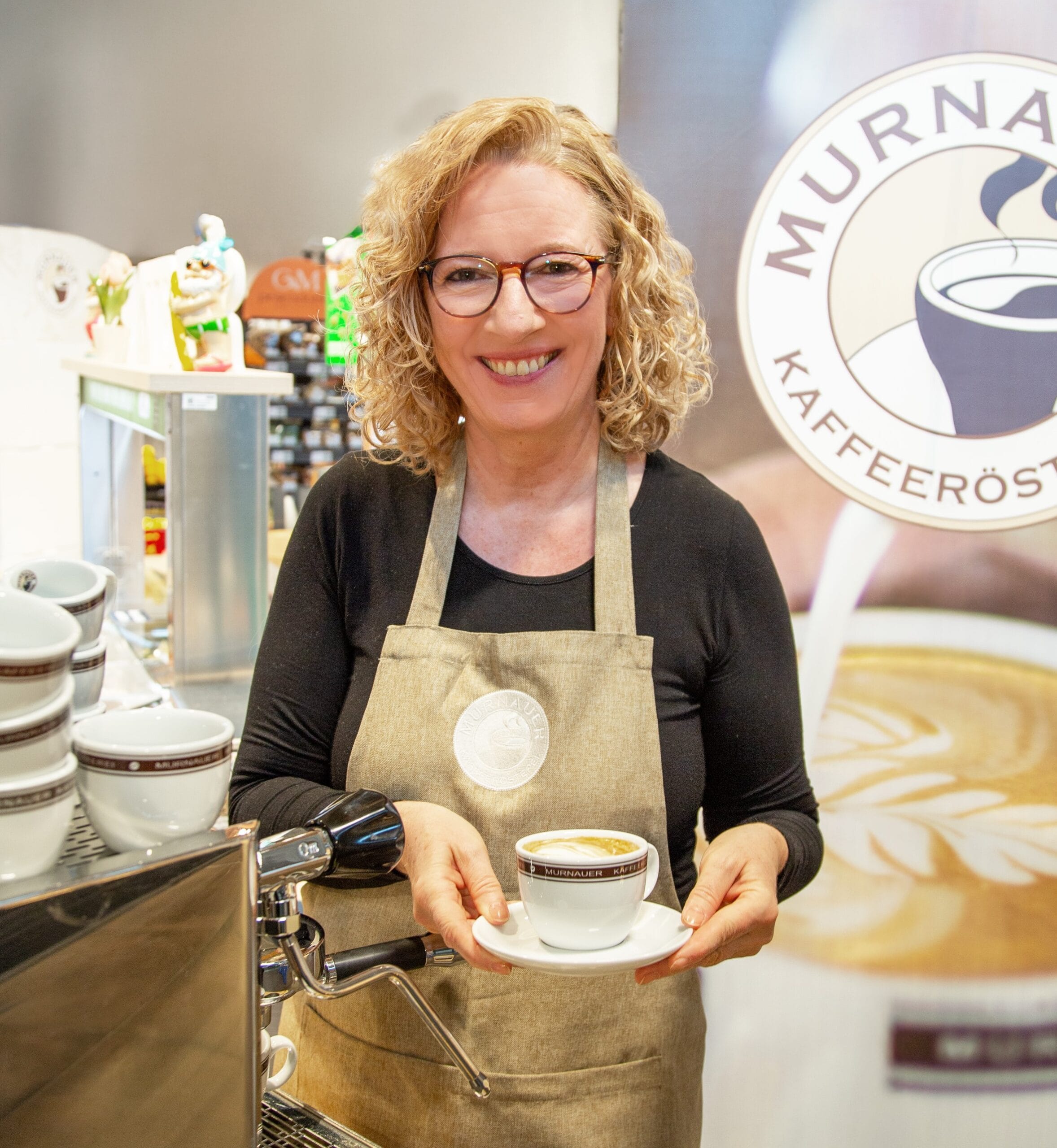 Kaffee-Karriere 23 Evelyn Sattelmeier bei einer Verkostung im Lebensmitteleinzelhandel