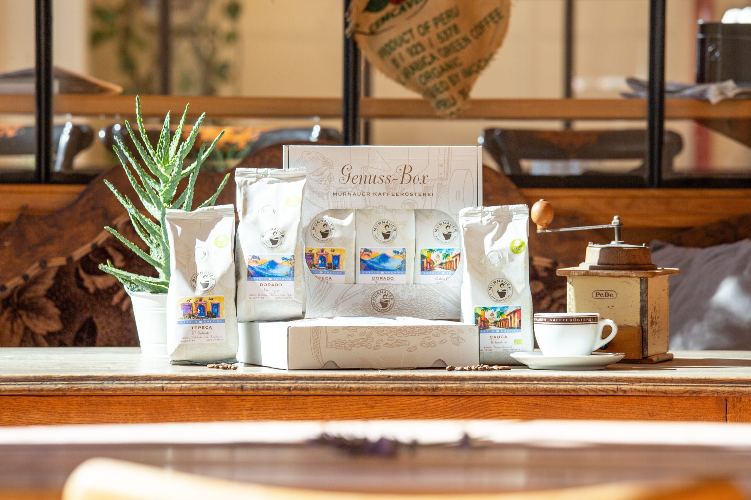Startseite 1 Moodbild: Genuss-Box Amerika - schön platziertes Produkte auf einem Tisch in einem Café