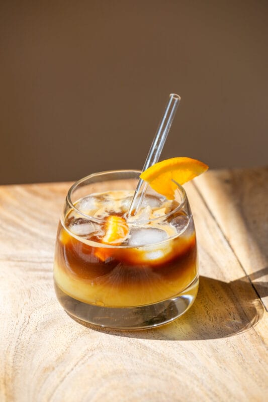 Iced Orange Espresso - Sommerdrink garniert mit einer Orangenscheibe