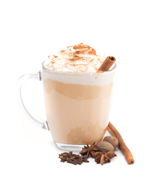 Pumpkin Spice Latte mit Zimtstangen und Gewürzen als Deko