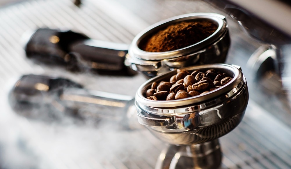 Kaffeepulver und Kaffeebohnen in zwei Sieben Extraktion