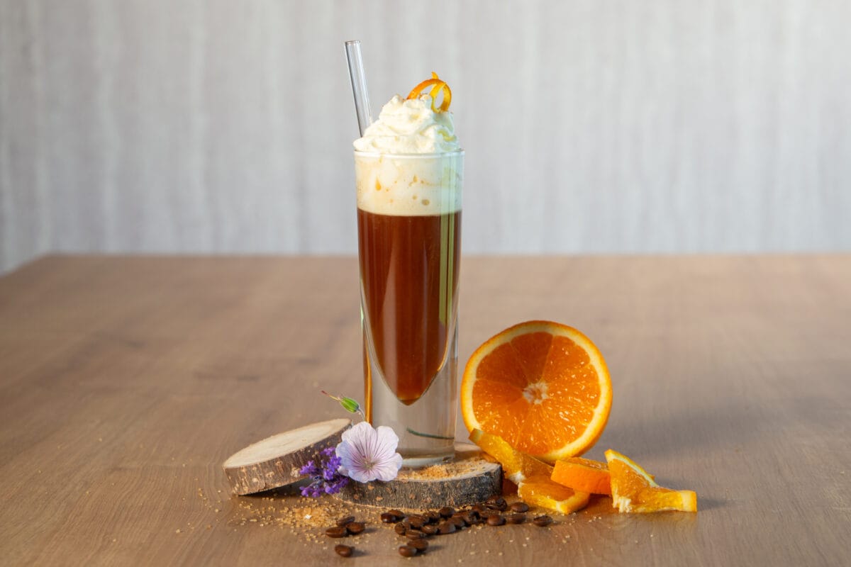 Mélange Orangina fertig zubereitet und garniert.